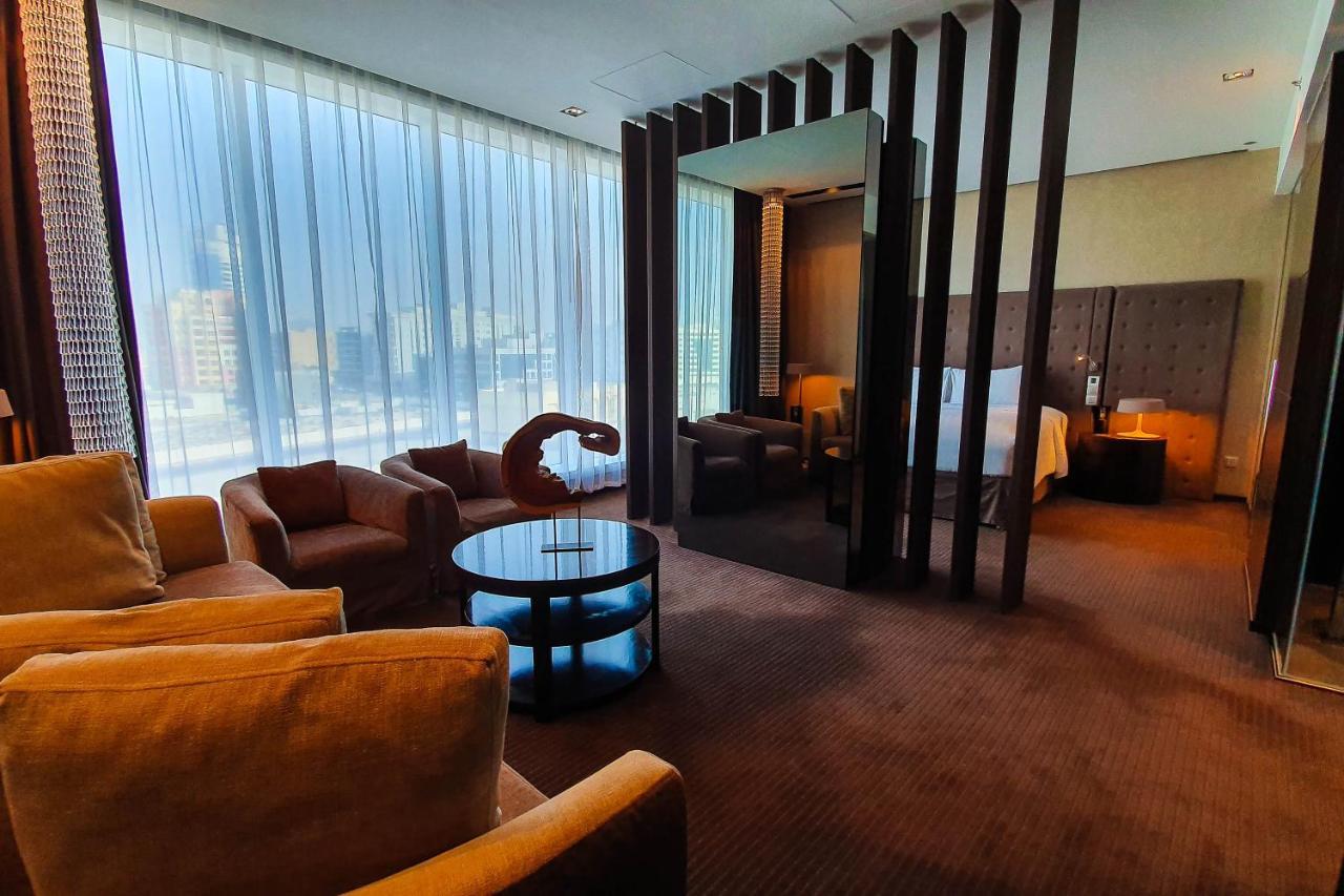 เดอะ แคนวาส โฮเต็ล ดูไบ - เอ็มแกลเลอรี Hotel ภายนอก รูปภาพ The interior of the lounge