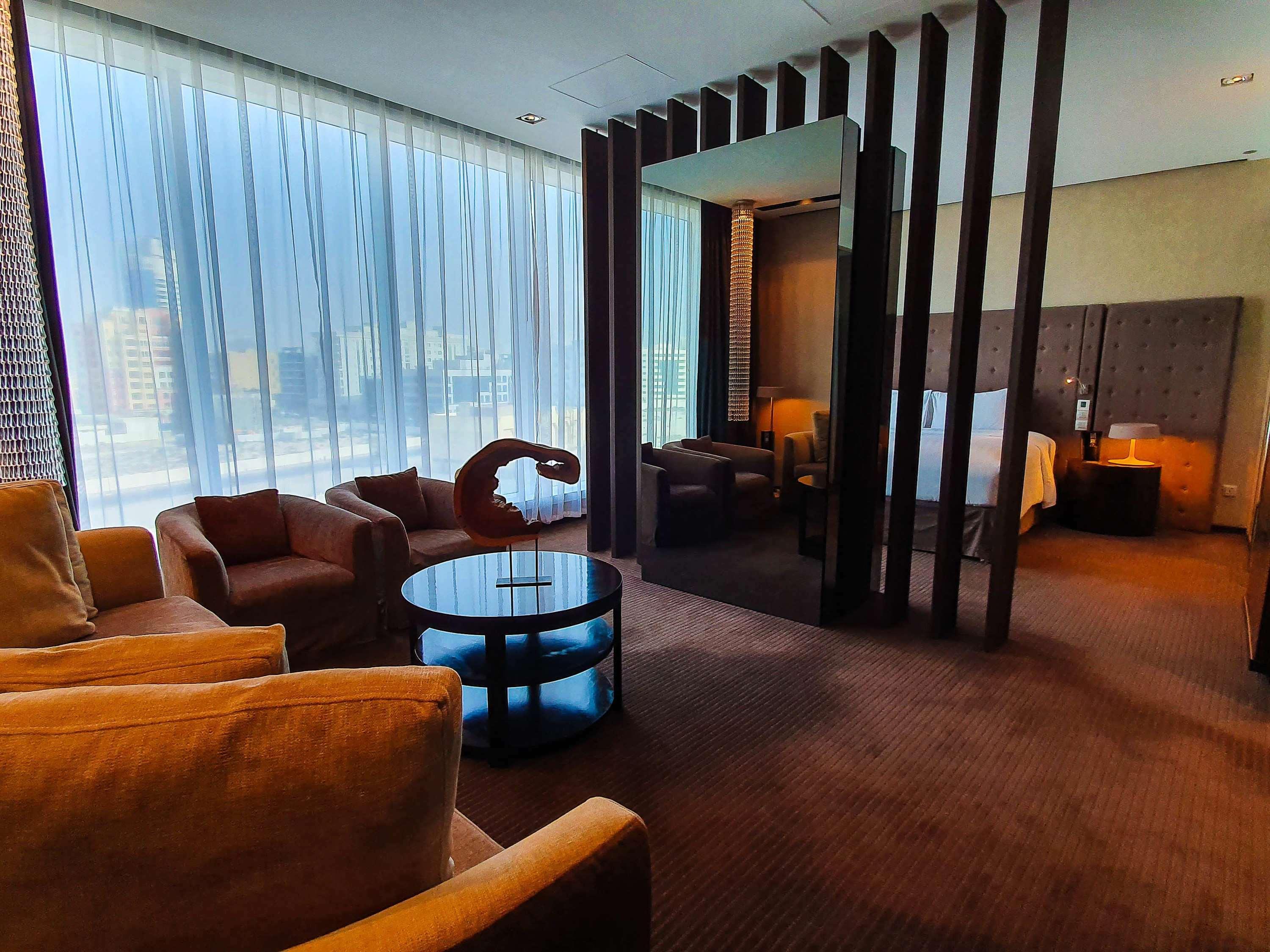 เดอะ แคนวาส โฮเต็ล ดูไบ - เอ็มแกลเลอรี Hotel ภายนอก รูปภาพ A suite at the hotel