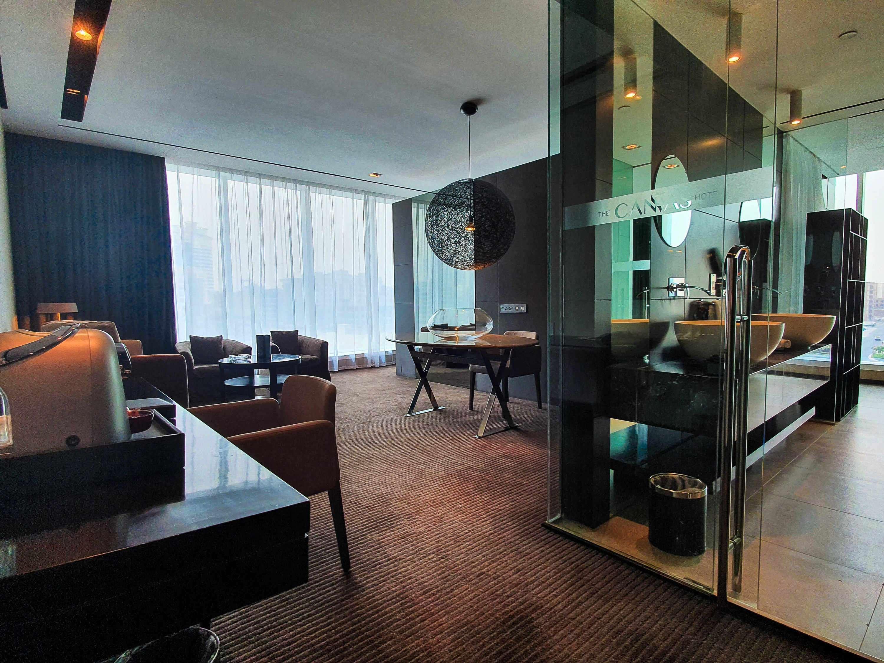 เดอะ แคนวาส โฮเต็ล ดูไบ - เอ็มแกลเลอรี Hotel ภายนอก รูปภาพ The lounge at the airport
