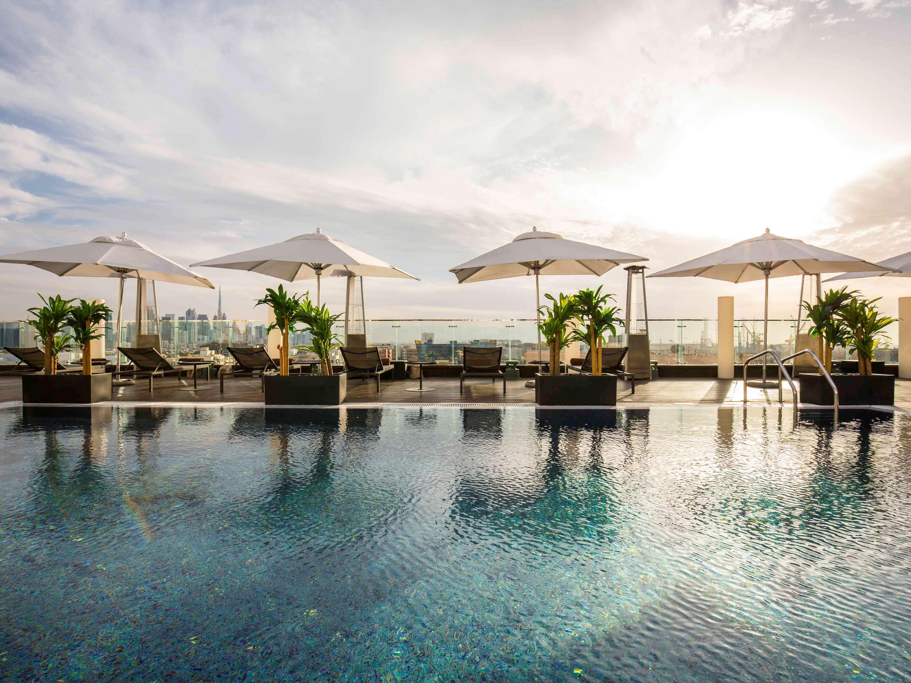 เดอะ แคนวาส โฮเต็ล ดูไบ - เอ็มแกลเลอรี Hotel ภายนอก รูปภาพ The swimming pool at the hotel