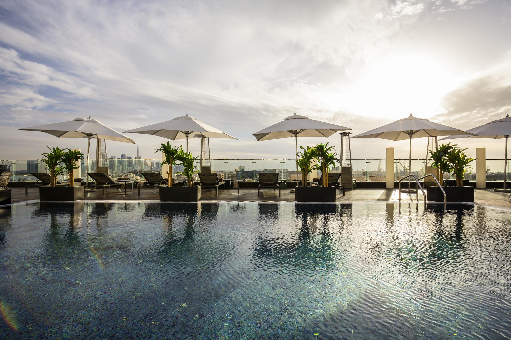 เดอะ แคนวาส โฮเต็ล ดูไบ - เอ็มแกลเลอรี Hotel ภายนอก รูปภาพ The rooftop pool at The Park, Hyderabad