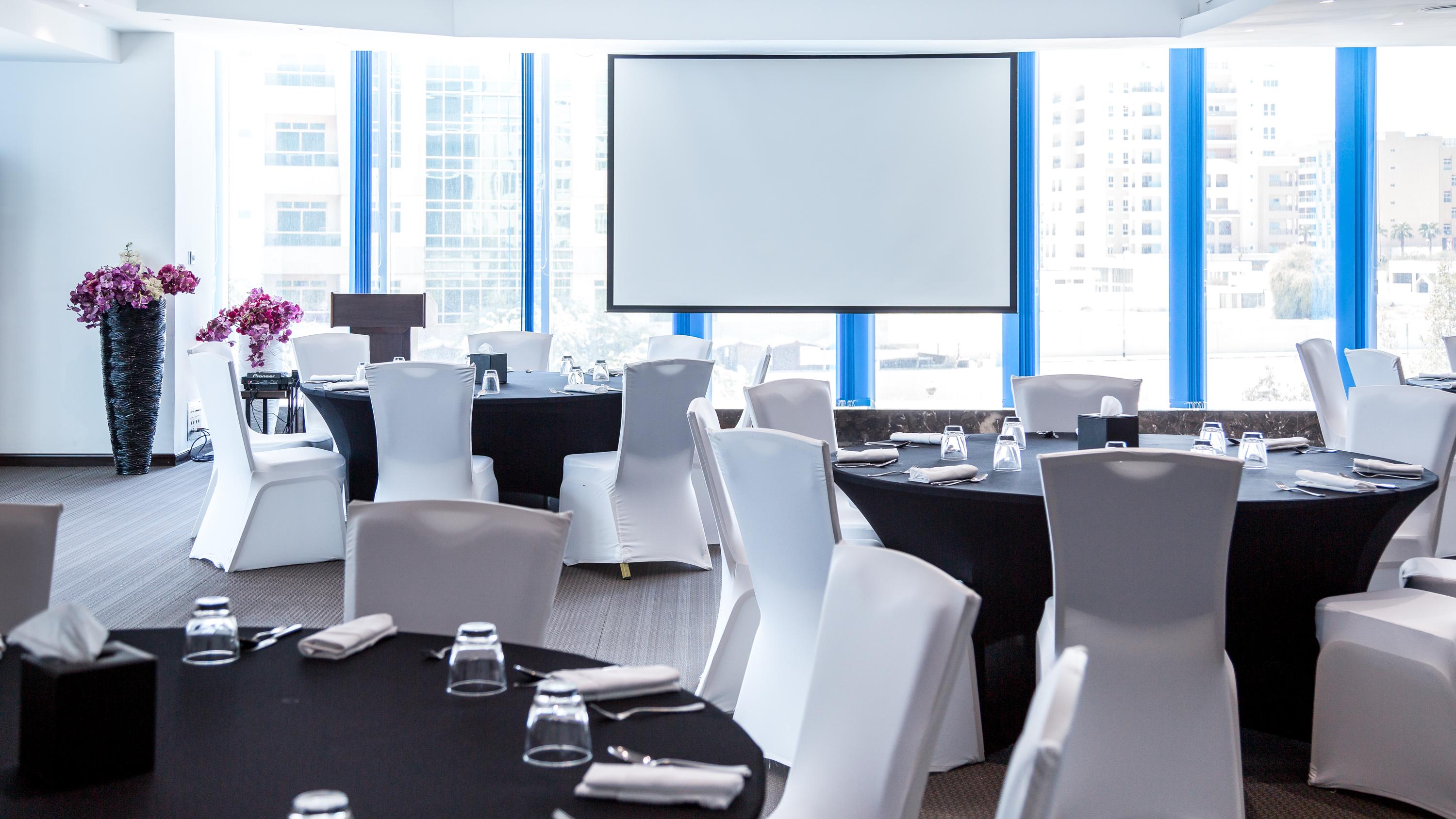 เดอะ แคนวาส โฮเต็ล ดูไบ - เอ็มแกลเลอรี Hotel ภายนอก รูปภาพ A projection screen in a meeting room