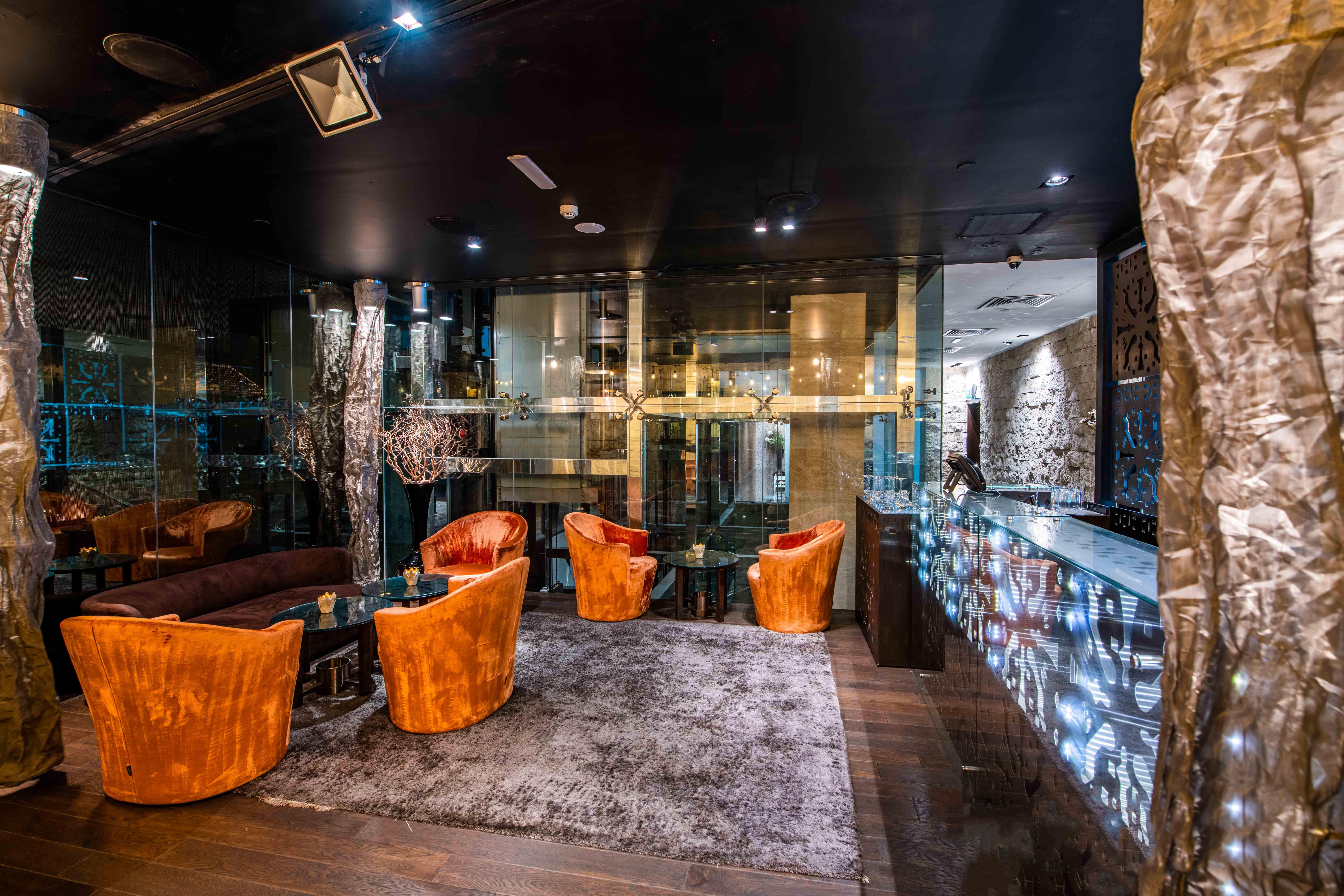 เดอะ แคนวาส โฮเต็ล ดูไบ - เอ็มแกลเลอรี Hotel ภายนอก รูปภาพ The bar at the 101 bar