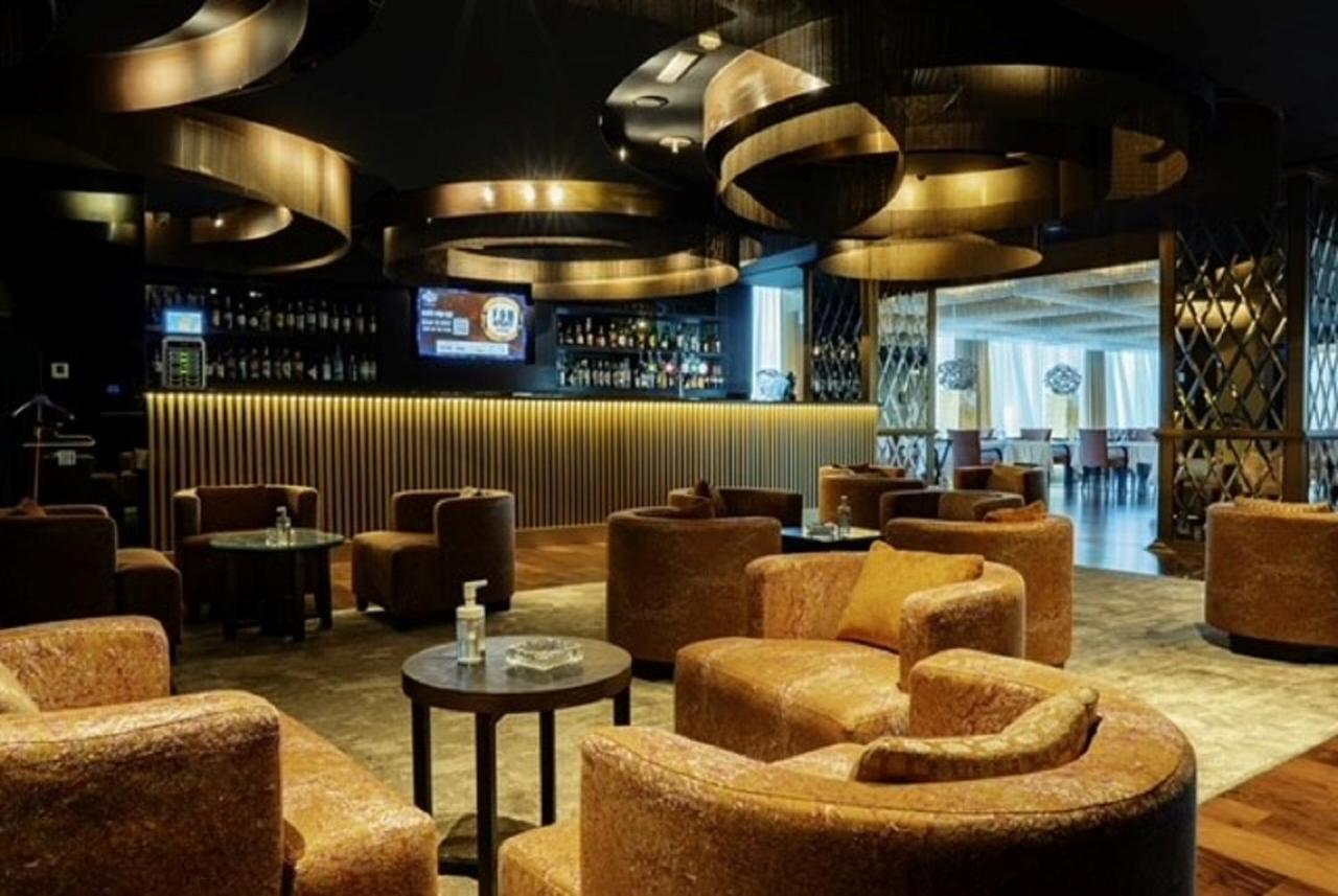 เดอะ แคนวาส โฮเต็ล ดูไบ - เอ็มแกลเลอรี Hotel ภายนอก รูปภาพ The lounge at the airport