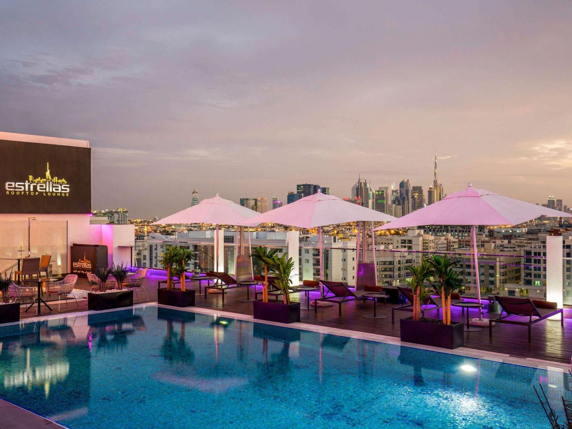 เดอะ แคนวาส โฮเต็ล ดูไบ - เอ็มแกลเลอรี Hotel ภายนอก รูปภาพ The pool at the rooftop lounge